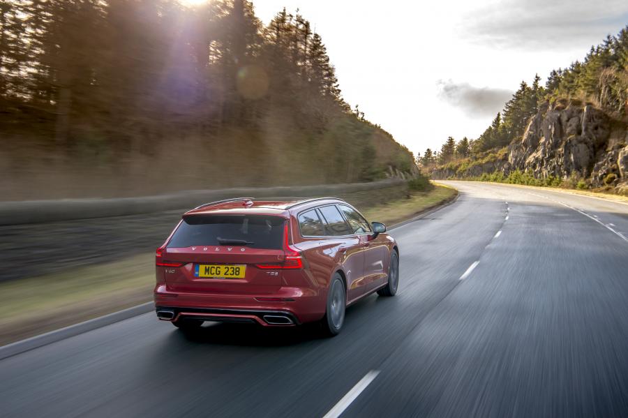  Volvo V60 T5 R-Design 2018 года  (UK) (фото 20 из 40)